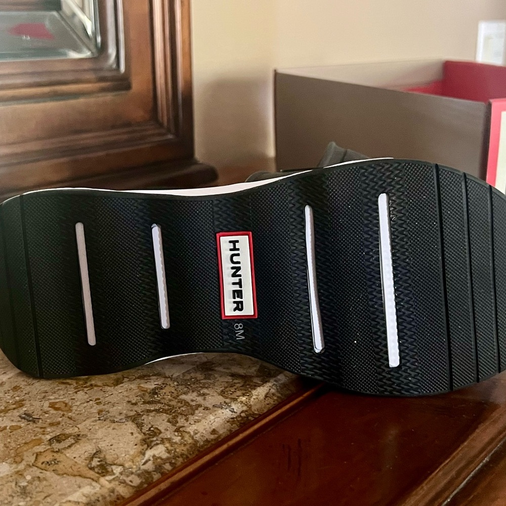 Hunter Black Rain & Snow Slip-On Sandals with White Accents. New in Box - Picture 5 of 7